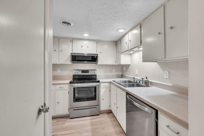 Building Photo - Great corner studio location in Belle Forest.
