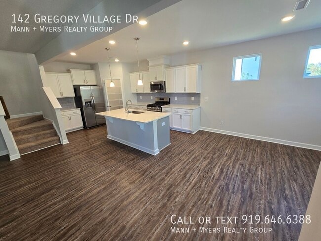 Building Photo - 142 Gregory Vlg Dr