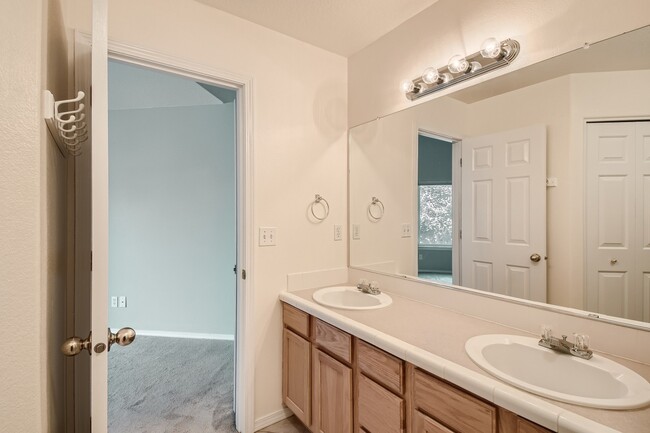 Master bath - 1437 NE Birkshire Ct