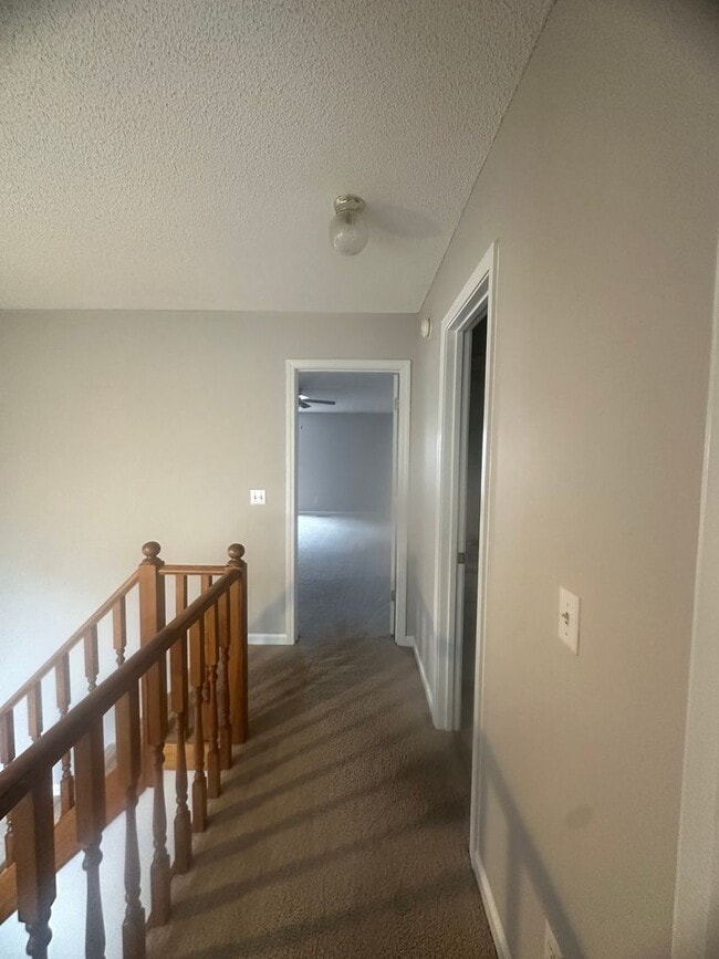 Building Photo - Foxhill Commons!!  NEW CARPET..1/2 OFF 1M RENT WITH 18M LEASE