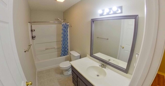 Building Photo - 3D Tour Available - Newer Flooring + Large Fenced-in Yard! Available July 3rd!