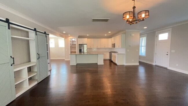 Building Photo - Beautiful Home in Summers Corner