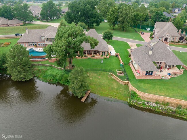 Building Photo - Beautiful Home on the Red River....
