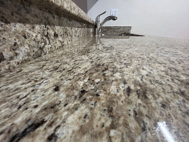 Building Photo - Move-In Ready 1BR in Sought-After Kirkwood...