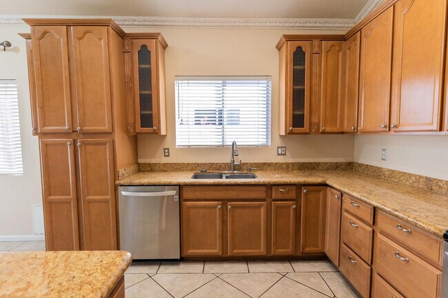 Building Photo - 7421 S Kachina Dr
