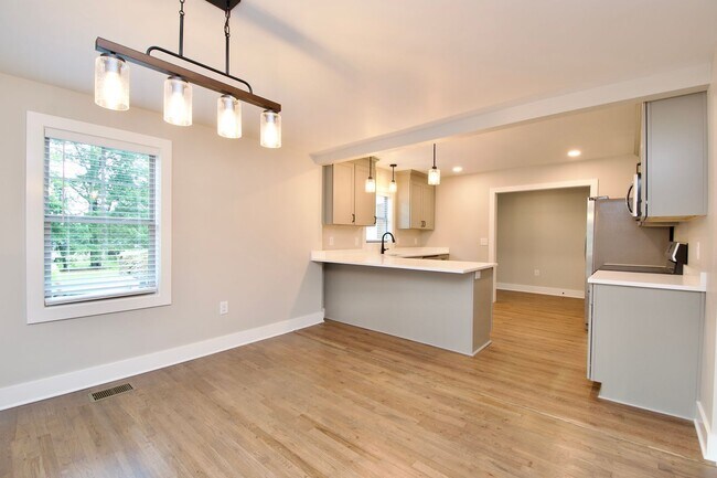 Building Photo - Now Leasing for Fall 2025! $1000 Per Bedro...