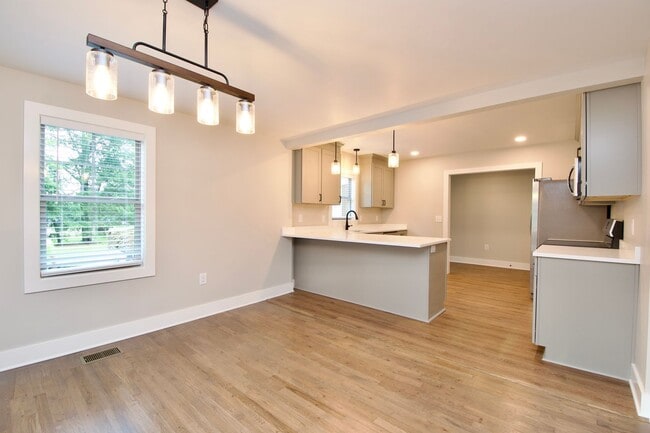 Building Photo - Now Leasing for Fall 2025! $900 Per Bedroo...