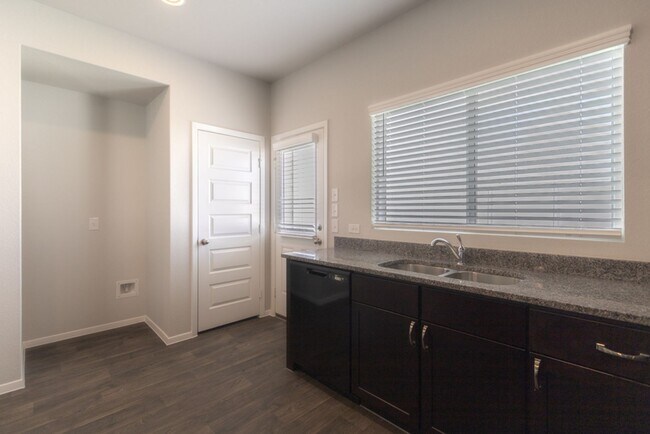 Building Photo - 234 Heritage Ml Trl
