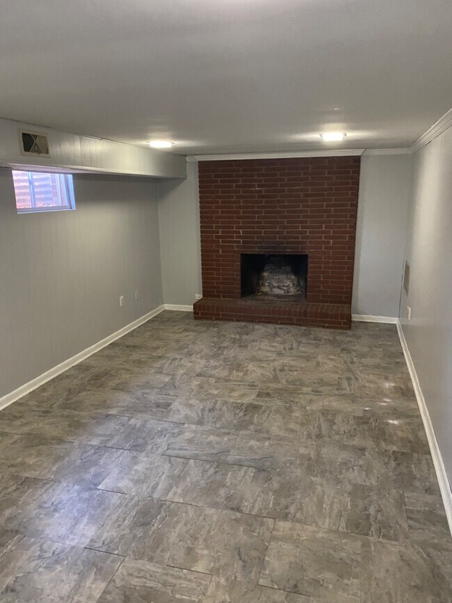 Building Photo - 242 White Pine Dr