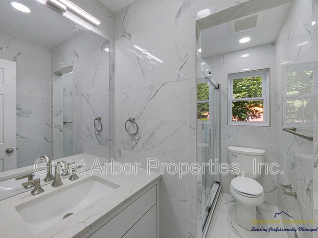 Building Photo - 3624 Maple Dr