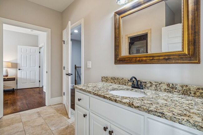 Building Photo - 594 Lake Haven Dr