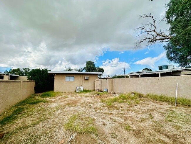 Building Photo - RogerRd237-243