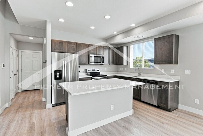 Building Photo - Spacious Townhouse with Central AC and 2-Car Garage