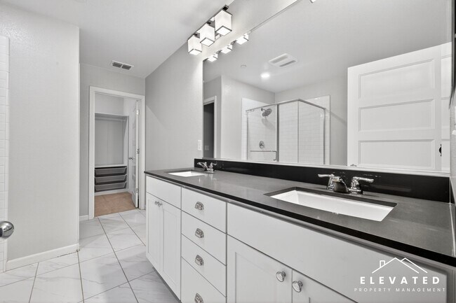 Building Photo - 611 Jade St