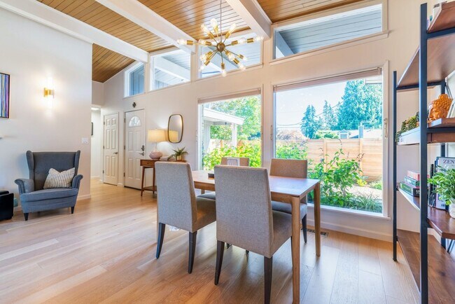 Building Photo - 4bd/1.75ba Shoreline Home