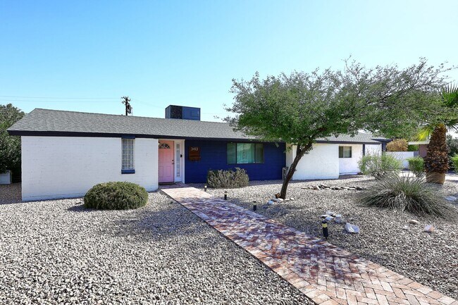 Building Photo - Fully Furnished Remodeled 4 Bedroom / 4 Bathroom Home with spacious back yard & pool in Central P...