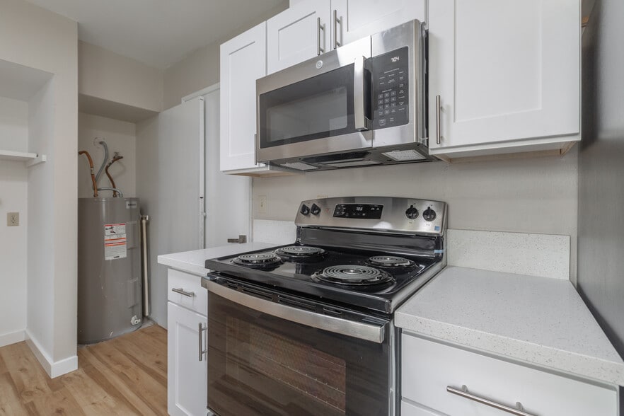 Building Photo - 110 SW Fleishauer Ln