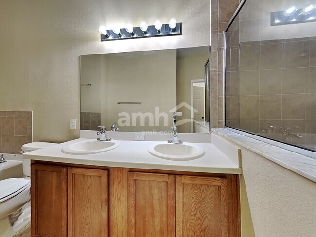 Building Photo - 10642 Dawns Light Dr