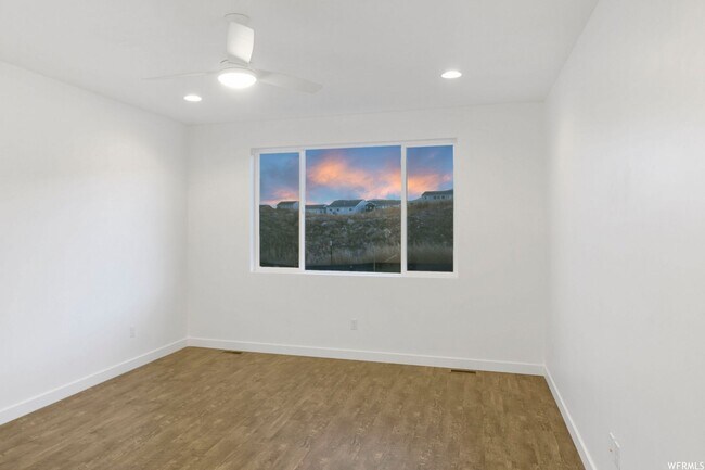 Building Photo - Stunning Home Right on the Golf Course!