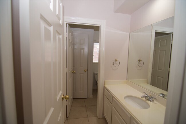 Building Photo - 3015 Bonnebridge Way Blvd