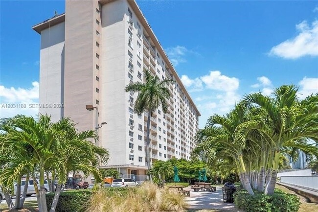 Building Photo - 400 Kings Point Dr
