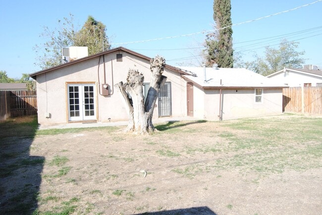 Building Photo - 2304 Elaine St