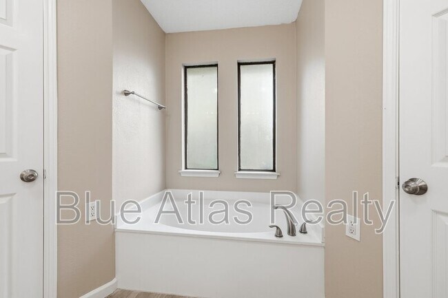 Building Photo - 6526 Aires Dr