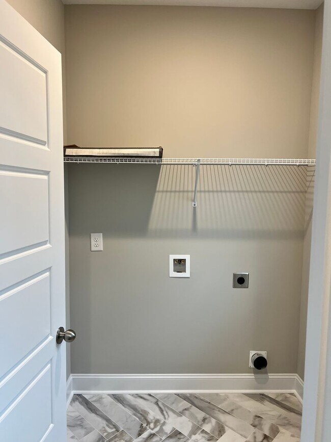 Building Photo - Brand New Three Bedroom