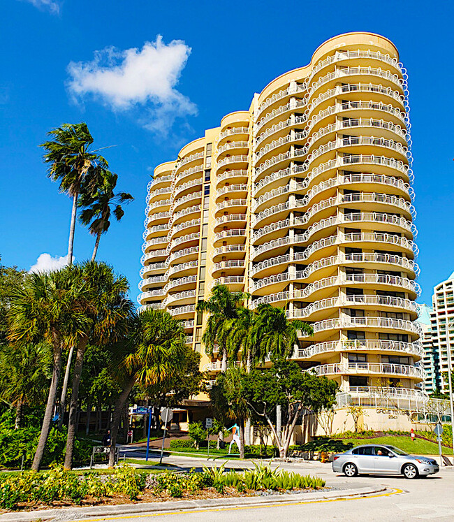 Building Photo - 2843 S Bayshore Dr