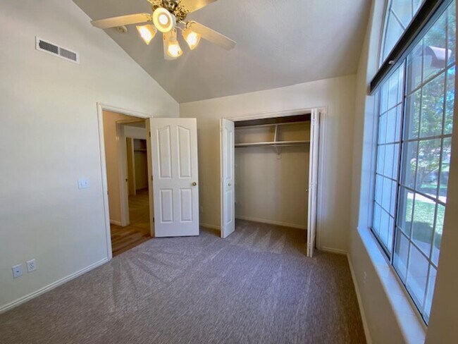 Building Photo - SPACIOUS HOME FOR RENT!