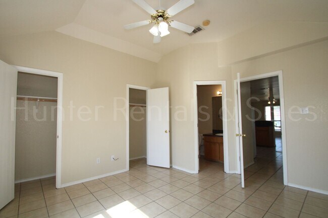 Building Photo - Three Bedroom Beauty!