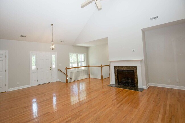 Building Photo - "Spacious 3-Bedroom Retreat with 3200 Sq Ft of Comfort in Seven Lakes!"