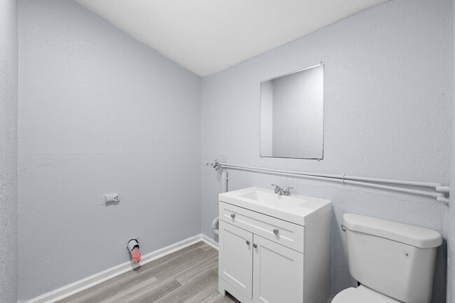 Building Photo - Large 4 bed/1.5 bath House & Section 8 Acc...