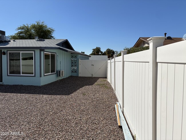 Building Photo - 10530 W Hope Dr