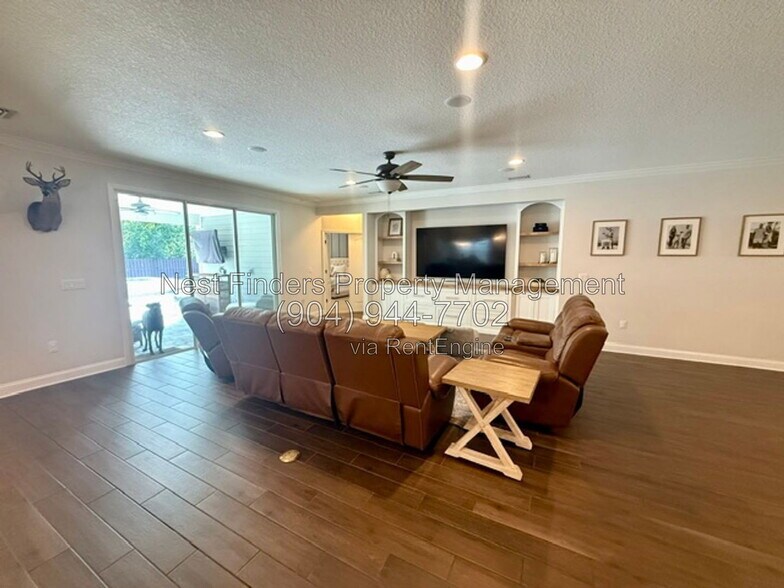 Building Photo - 300 N Shadowwood Dr