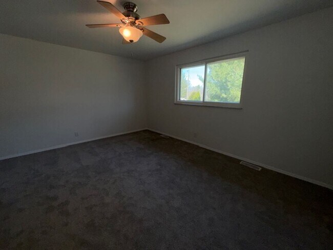 Building Photo - Spacious 5BR / 2BA in Manchester For Rent