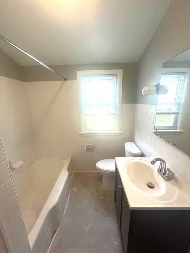 Building Photo - 1913-1915 Woodland Ave