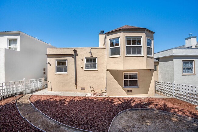 Building Photo - LAKESIDE HOUSE FOR RENT - $5,400