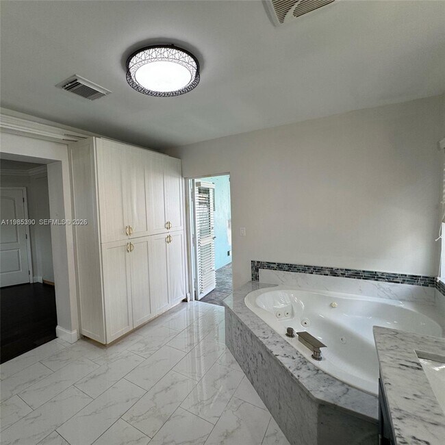 Building Photo - 4261 SW 22nd St