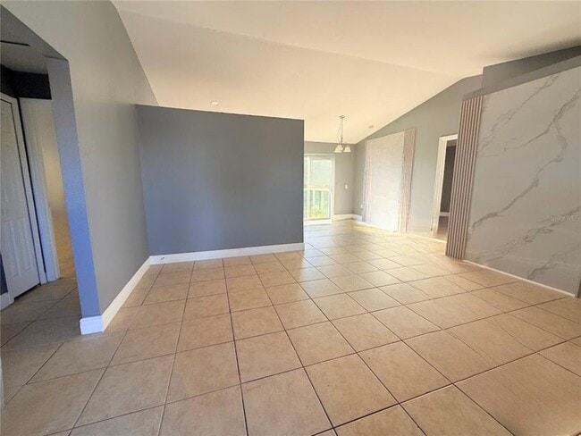 Building Photo - 635 Parakeet Ct