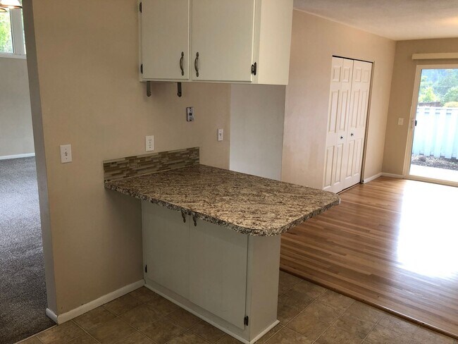 Building Photo - Updated 3 bedroom 1 1/2 bath home in a gre...