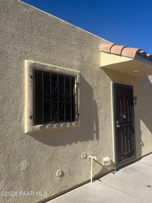 Building Photo - 354 W Delano St