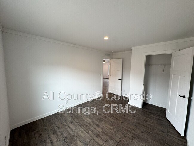Building Photo - 692 E Hahns Peak Ave