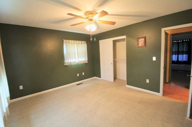 Building Photo - For Rent: Spacious Ranch-Style Home with S...