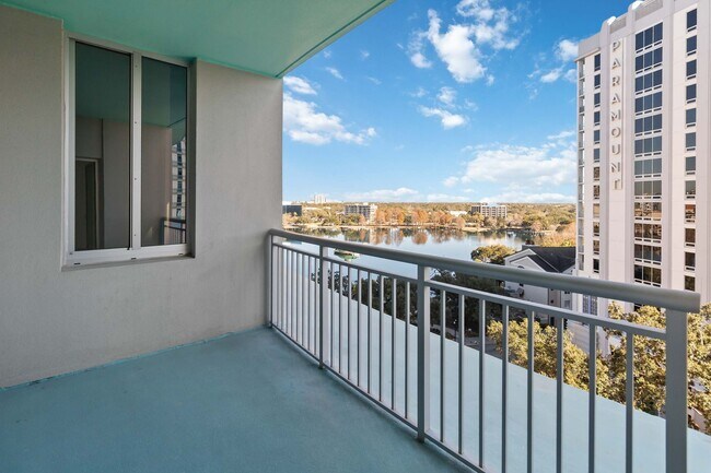 Building Photo - MOVE IN SPECIAL- Beautiful Newly Renovated 2/2 Condo at The Waverly on Lake Eola in Downtown Orlando