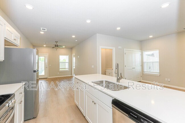 Building Photo - 1401 SW Poigai Wy