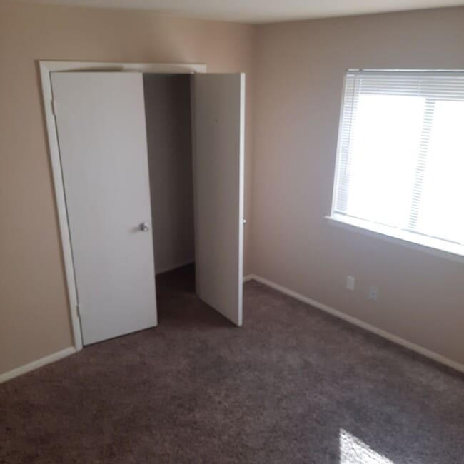 Building Photo - 2 bdrm 2 bath apt.