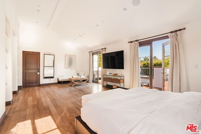 Building Photo - 604 Alta Dr