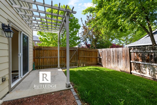 Building Photo - Southwest Medford / Near ROGUE X