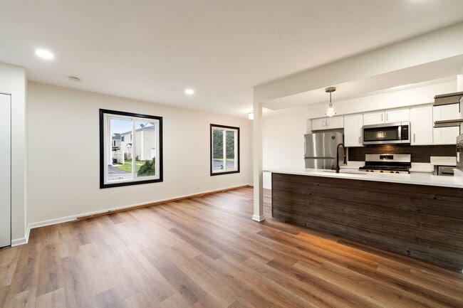 Building Photo - 1481 Quaker Ln